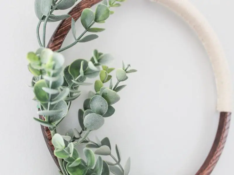 Close up of simple modern wreath